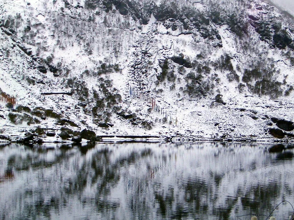 Terreno Coberto Neve Espelhado Parece Hipnotizante Tsomgo Lake Situado 12600 — Fotografia de Stock