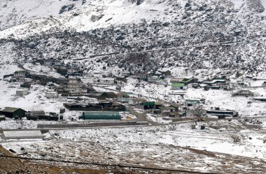 Sikkim 'de 12600 feet yükseklikte yer alan Tsomgo Gölü bölgesindeki karla kaplı arazi ve askeri evlerin büyüleyici görüntüsü. Batı 'daki karışıklıklardan dolayı burada kar -5 santigrat derecede sürekli yağıyor.. 