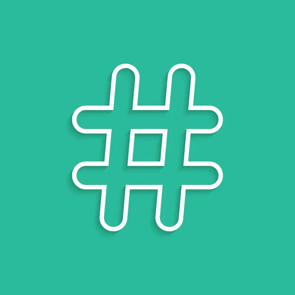Weißes Hashtag-Symbol isoliert auf grünem Hintergrund — Stockvektor