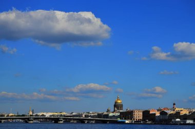 St. Isaacs Katedrali üzerindeki bulutlu mavi gökyüzü Rusya St. Petersburg 19.08.2020