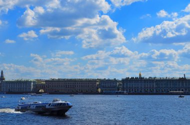 Bir meteor Neva nehri boyunca yürüyüp Kış Sarayı ve Hermitage 'ı geçiyor. Rusya St. Petersburg 17.08.2020