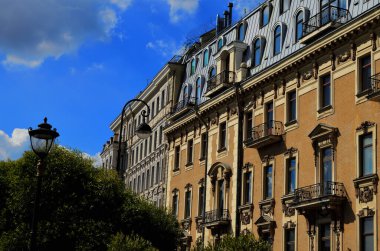 Ön cephesinde metal balkon ve sıva olan bina. Şehrin sokaklarında dolaş. Rusya St. Petersburg, 20.08.2020