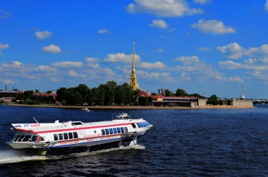 Bir meteor Neva Nehri 'ndeki Petropavlovsk kalesine doğru gidiyor. Rusya St. Petersburg 17.08.2020