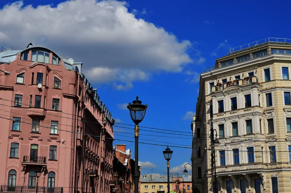 The facades of red and yellow buildings with windows facing against each other, and between them lanterns. Architecture of St. Petersburg. Russia, St. Petersburg, 20.08.2020 — Stock Photo, Image