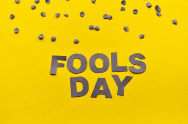 Görüntü manşeti Gri arkaplandaki oyulmuş kağıt harfler günü üstteki gri konfeti ile