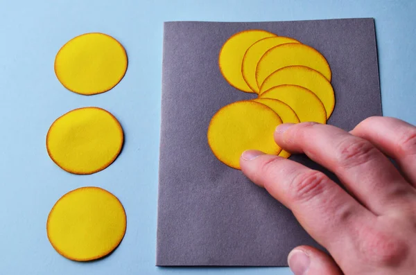 Stap-voor-stap foto-instructie hoe je een ansichtkaart maakt met een bloem. Stap 4. Op basis van de kaart gladgestreken een ronde ventilator gele cirkel Rechtenvrije Stockafbeeldingen