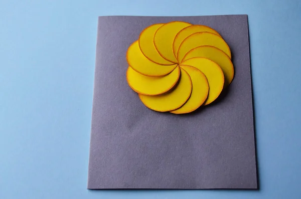 Stap-voor-stap foto-instructie hoe je een ansichtkaart maakt met een bloem. Stap 5. Richt de gele cirkels in een cirkel met een ventilator, moet blijken een bloem Rechtenvrije Stockfoto's