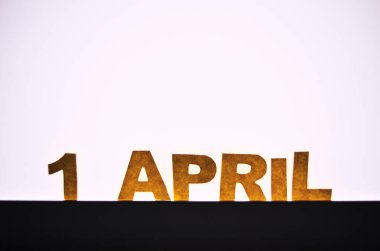 Led lambasının ışığının içinden geçtiği sarı kağıt harflerin 1 Nisan resmi
