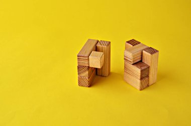 Sarı arka planda, üzerinde fotokopi alanı olan tahta kübün iki yarısı mantıklıdır. Mantıklı problemler çözülüyor.