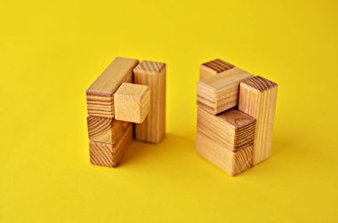 Sarı arka planda, mantık küpünün iki yarısı oynanıyor. Mantıklı problemler çözülüyor.