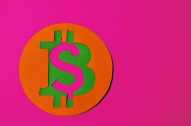 Bitcoin, pembe arka plandaki dolara fotokopi alanı ile bağlıdır. Minimalizmin gücünde kripto para hakkında kavramsal kolaj