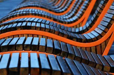 Şehir parkındaki pis kokulu ahşap banklar yakın plan, soyutlama.