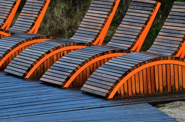 Empty wooden benches in the city park close-up — Stock Photo, Image