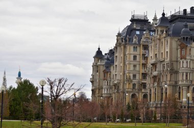 Bulutlu bir bahar gününde saray setinin üzerindeki bina. Rusya Kazan 24.04.2021