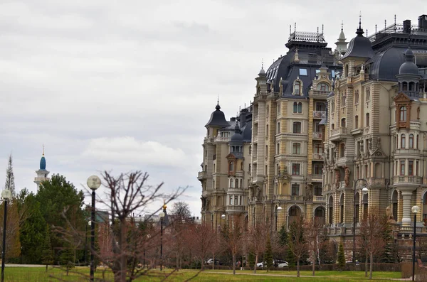 Bulutlu bir bahar gününde saray setinin üzerindeki bina. Rusya Kazan 24.04.2021