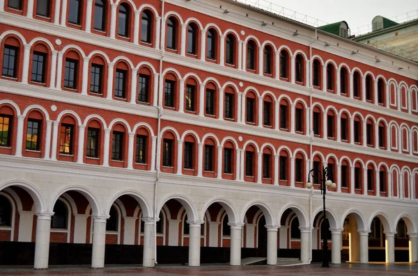 Weiße Bögen an den Fenstern und Säulen des Gebäudes des Ministeriums für natürliche Ressourcen. Russland Joschkar Ola 01.05.2021 — Stockfoto