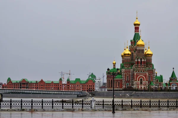 在多云的天气下，横渡河流和布鲁日堤岸的伊皮芬尼主教座堂的景观。俄罗斯Yoshkar-Ola 01.05.2021 — 图库照片