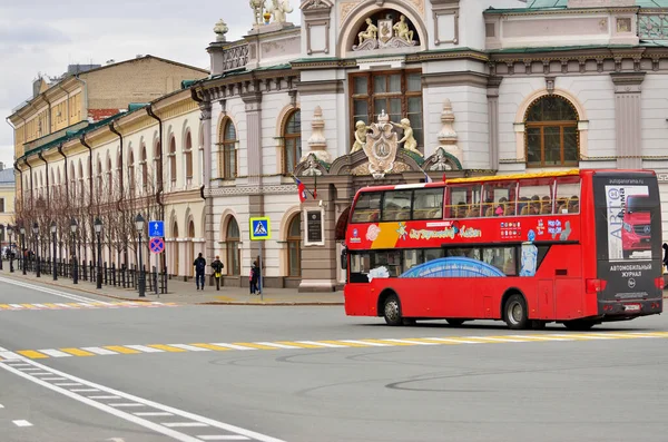 Een rode toeristische bus op straat tegenover het Kazan Kremlin. Rusland Kazan 24.04.2021 Stockfoto