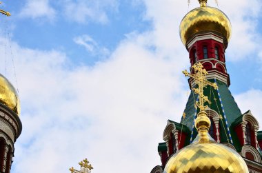 Ortodoks Kilisesi 'nin üç altın kubbesi.