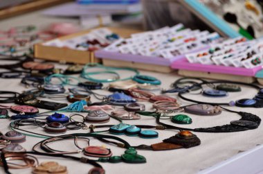 Dekorasyonlar hediyelik eşya dükkanının tezgahında duruyor. Fotokopi alanıyla yakın çekim yap. Rusya Kazan 24.04.2021