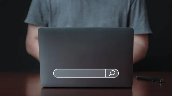İş adamı masadaki dizüstü bilgisayarda bilgi arıyor. İnternet Veri Ağı Konsepti taranıyor. E-ticaret teknolojisi kavramı.