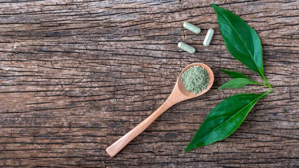Andrographis panikledi ve tahta arka planda kapsül oluşturdu. Sağlık / Sağlık Hizmetleri.