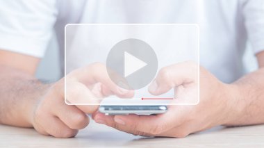 Akıllı telefon kullanan, internetten video izleyen, konser, şov ya da özel ders veren bir adam. Genç adam cep telefonundan film izliyor..