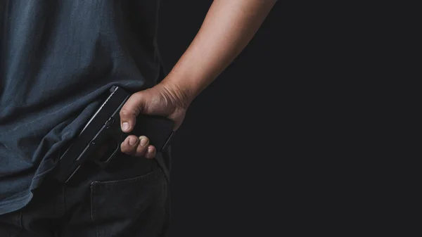 Man Som Håller Pistol Handen Med Svart Bakgrund Bakifrån Man — Stockfoto