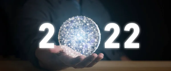 Bir işadamının elinde mutlu bir 2022 yılı. 2022 Teknoloji dijital stil kavramı.