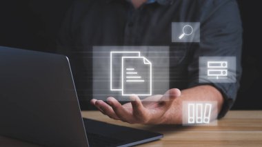 Bilgisayarlı IT danışmanı tarafından oluşturulan belge yönetimi sistemi. İş işleme, arşivleme için yazılım. Belge yönetimi kavramı.