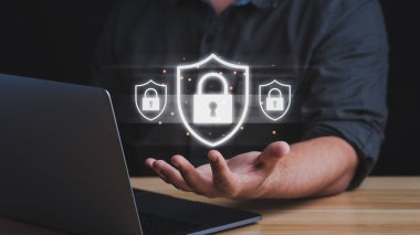 Veri koruması, veri güvenliği ve şifreleme, kullanıcıların kişisel bilgilerine güvenli erişim için dizüstü bilgisayarla çalışan bir işadamı. İnternet, siber, güvenlik duvarı konsepti.