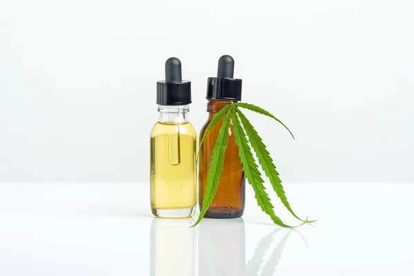 Marijuana. Kenevir CBD yağı kavanozların beyaz arka planında bulunur. Tıbbi marihuana kavramı.
