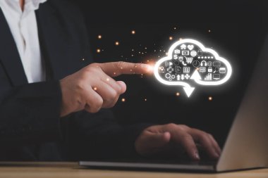 Bulut hesaplama kavramı. İş adamının eli dizüstü bilgisayarın önündeki Cloud bilgisayarına işaret ediyor..