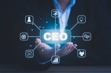 CEO konsepti. Siyah arka planda CEO konsepti olan bir iş adamı.