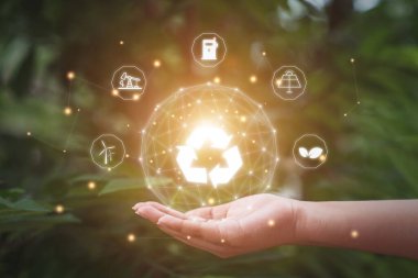 Ekoloji ve çevre kavramı. Çevresel simgelerle el ele teknoloji.