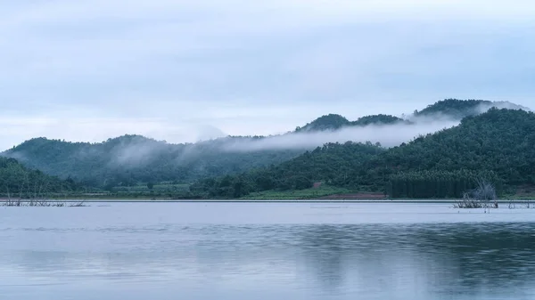 山の湖で早朝の霧早朝 — ストック写真