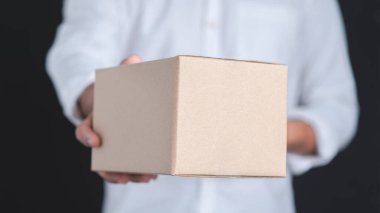 Paket kutusunu müşteriye teslim eden adam. kavram çevrimiçi alışveriş.