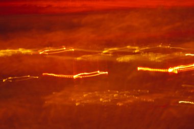 Kırmızı hareket bulanık arkaplan. Hızlı yatay ışık çizgileri ateş veya hız enerji dokusuna benzer..