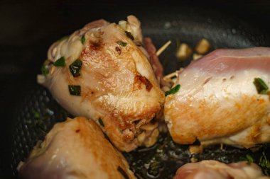 Tavada altın kahverengi kabuklu kızarmış tavuk ruloları. Akşam yemeği için lezzetli et yemeği pişiriyorum..