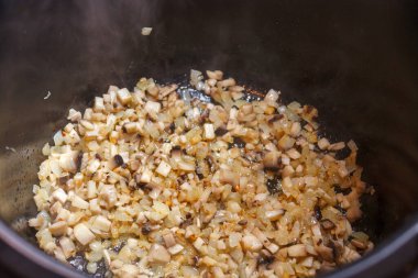 Tavada doğranmış soğan ve mantar kızartıyorum. Çorba veya güveç için sebze bazlı pişirme işlemi.