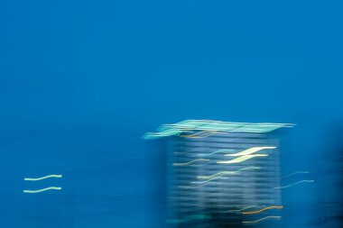 Derin mavi gökyüzü ve altında bulanık bir bina olan minimalist soyut bir kompozisyon. Boşluk arkaplanı kopyala.