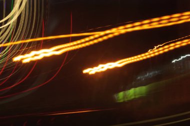 Trafik ışıklarının uzun süreli görüntüsü geceleri parıldıyor.