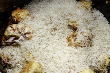 Pişirme işlemi: köfte ve sarımsağa beyaz pirinç eklendi. Geleneksel tahıl yemeği hazırlama.