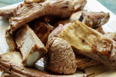 Kaynamış ya da haşlanmış domuz pirzolası, kemikli. Çorba ya da ana yemek için pişirilmiş et malzemesi..