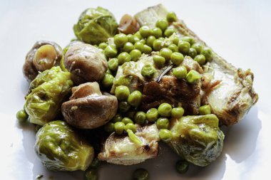 Beyaz tabakta Brüksel lahanası ve mantarlı haşlanmış et manzarası. Sağlıklı yemek..