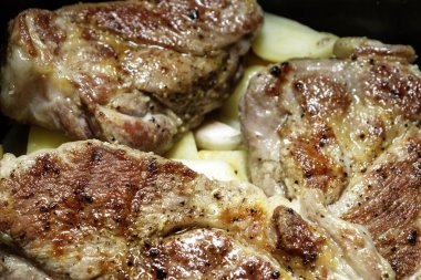 Tavadaki patateslerin üzerine kızarmış et konmuş. Ev yapımı ev yapımı yemekler pişiriyorum..