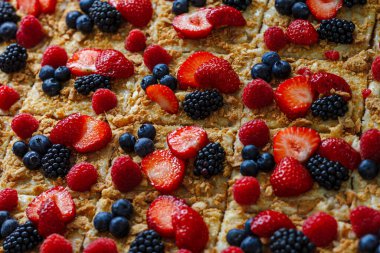 Ev yapımı böğürtlenli pasta, taze ahududu, yaban mersini ve kıtır kıtır krema..