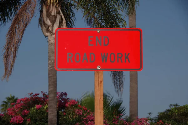 Cartel Calle Rojo Anaranjado Que Dice End Road Work Palm —  Fotos de Stock