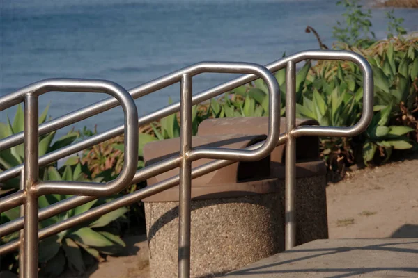 Drie Roestvrijstalen Leuningen Trap Naar Een Oceaanstrand — Stockfoto