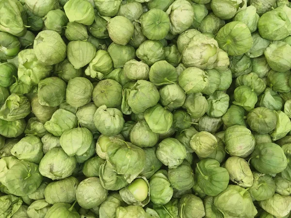 Großaufnahme Von Frischen Mexikanischen Grünen Tomaten Die Auf Einem Lebensmittelmarkt — Stockfoto